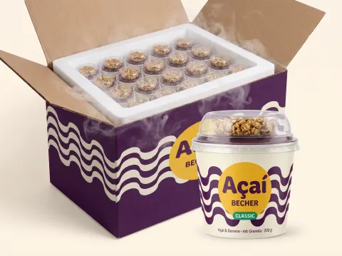 Geöffnete große Isolierbox voller Açaí Becher, ein Becher steht davor