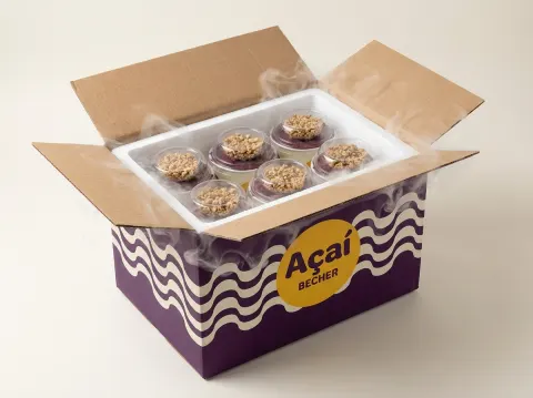 Geöffnete Isolierbox mit 6 Açaí Bechern und etwas Trockeneisnebel