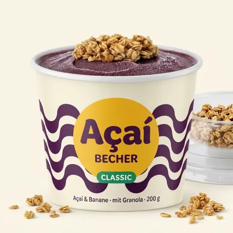 Geöffneter Açaí Becher mit Granola obendrauf, Deckel daneben